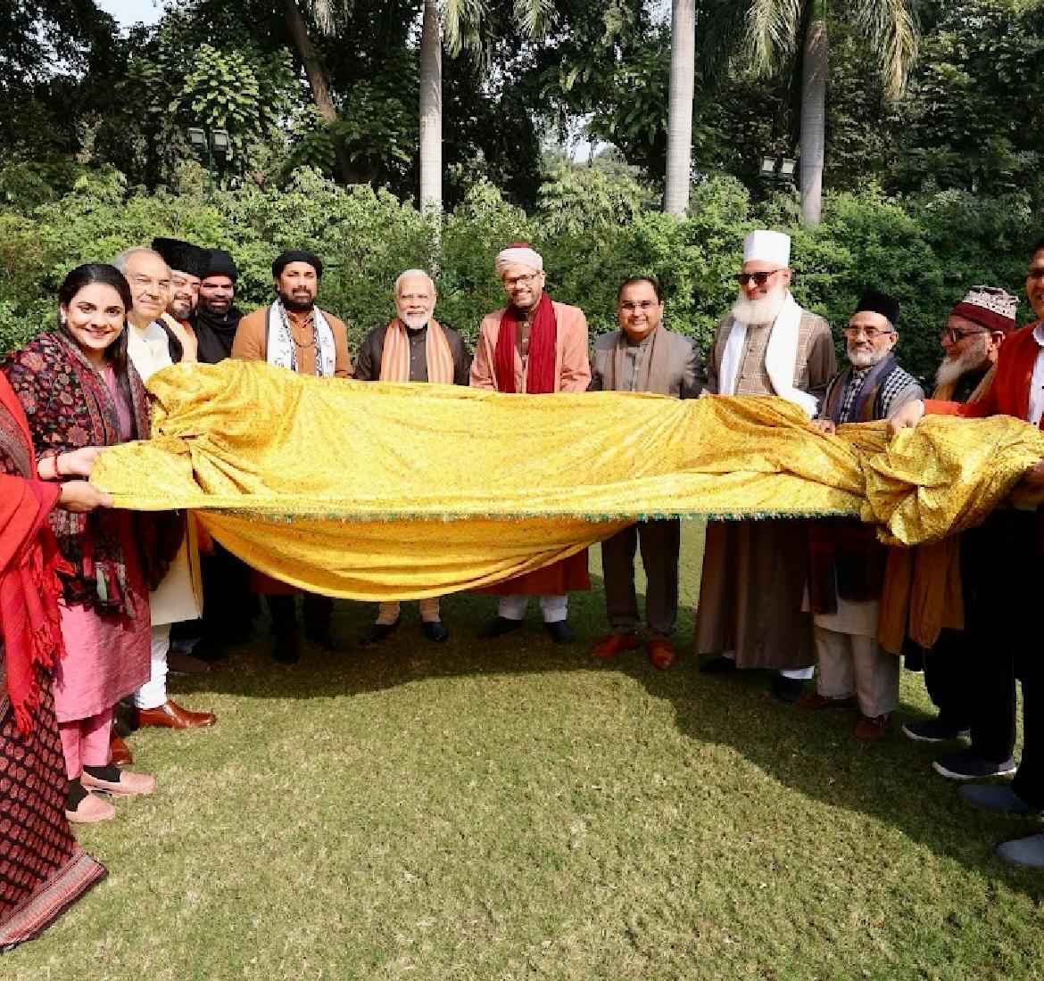 प्रधानमंत्री ने सूफ़ियों के हाथ सौंपीं अक़ीदत की चादर !